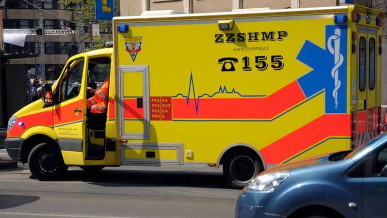 Dva sražení chodci v Praze během pár minut. Záchranáři je převezli do nemocnic